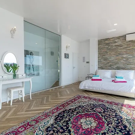 House تروغير